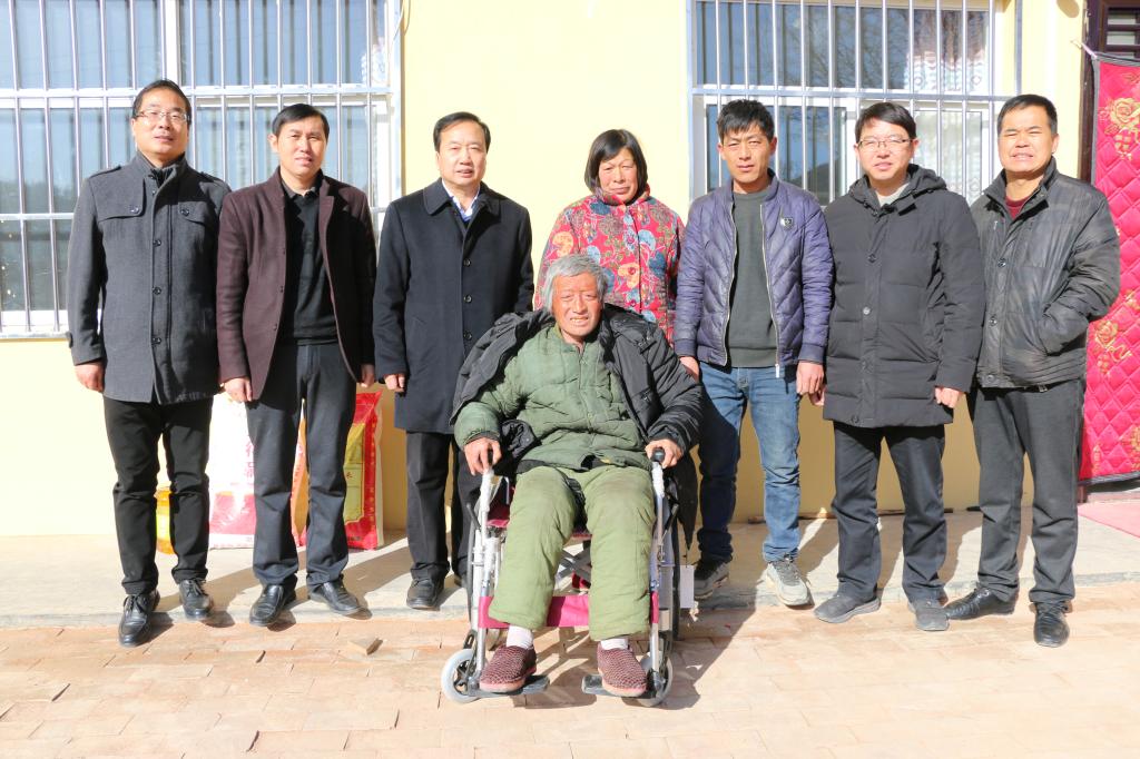 在曹占强家的新房前