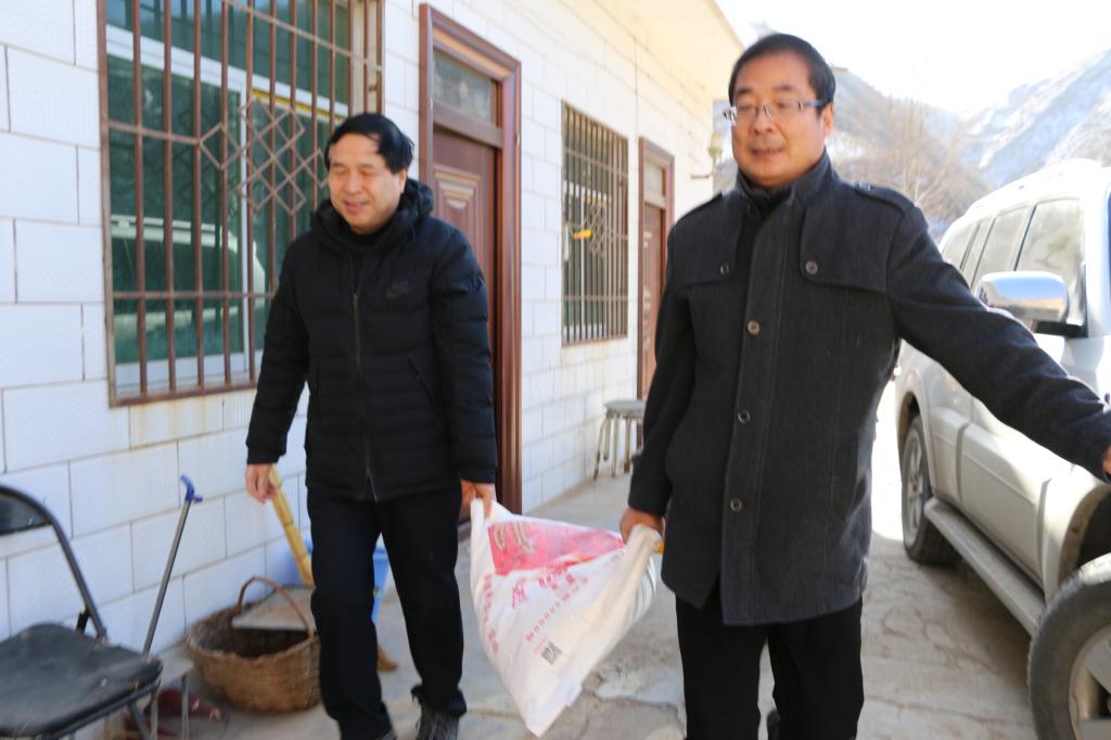 副院长费真与驻村干部郑广顺抬送慰问品