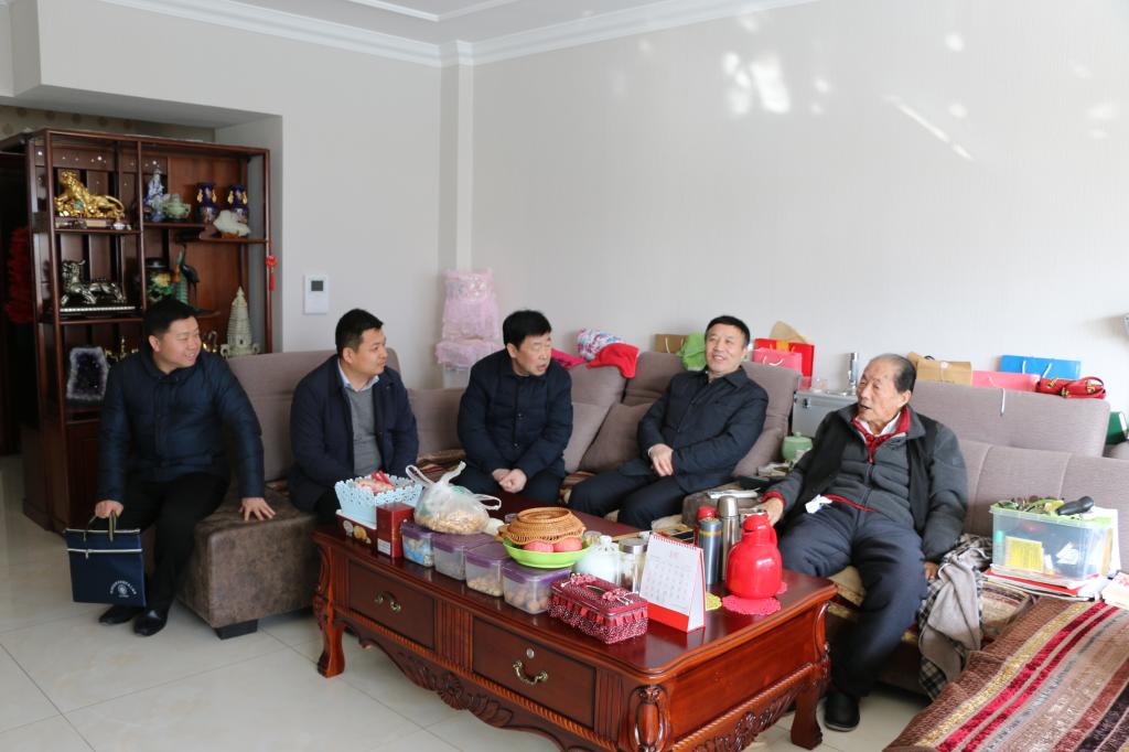 慰问原延安师范学校党委书记刘言