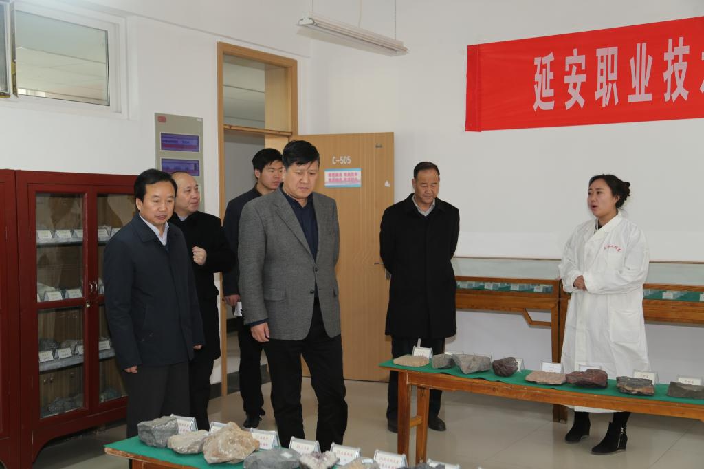 王建利厅长在地质实训室指导工作