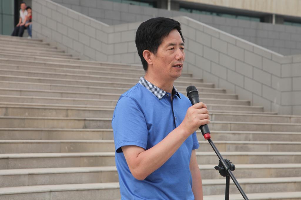 党委委员、工会主席杨宏光主持活动