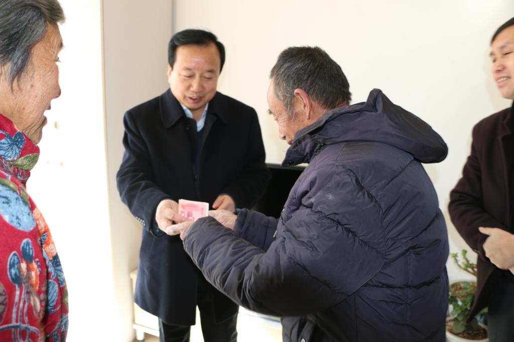 党委书记呼世杰慰问刘忠文